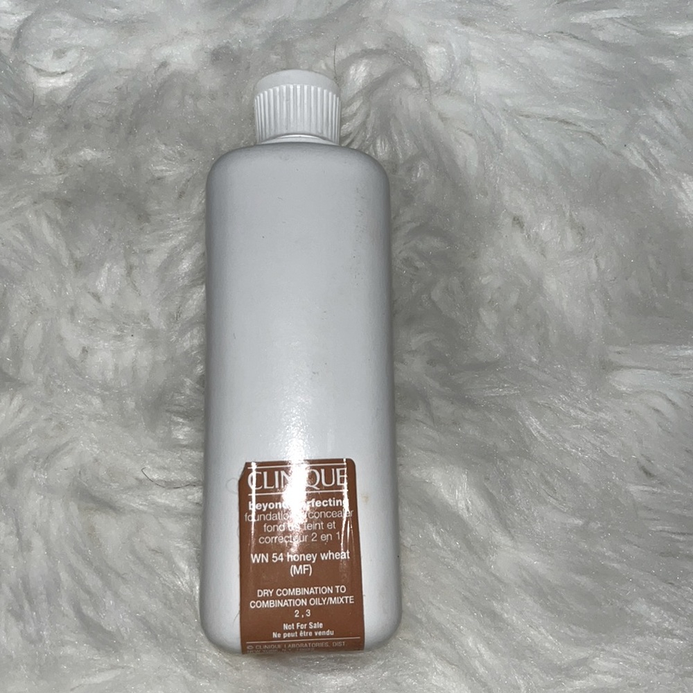 • Clinique Beyond Perfecting Foundation + Concealer WN 54 Honey Wheat